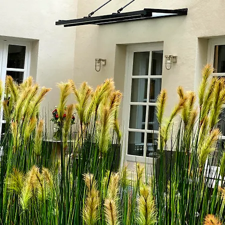 La Lanterne Hotel
